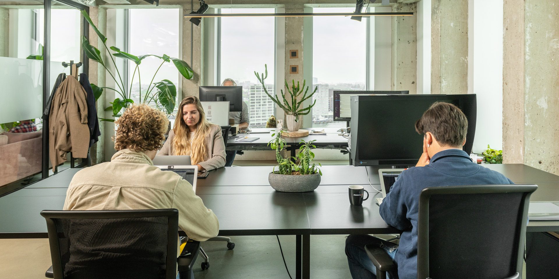 Dedicated Desk in de coworking space van A'DAM&Co.work in de A'DAM Toren Amsterdam