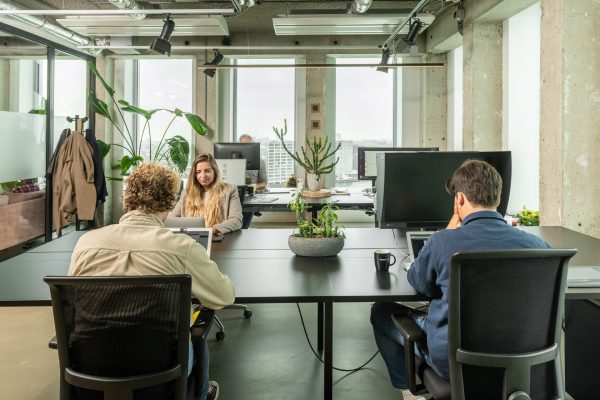 Dedicated Desk in de coworking space van A'DAM&Co.work in de A'DAM Toren Amsterdam