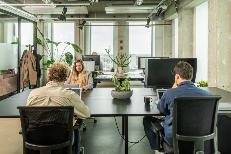 Dedicated Desk in de coworking space van A'DAM&Co.work in de A'DAM Toren Amsterdam