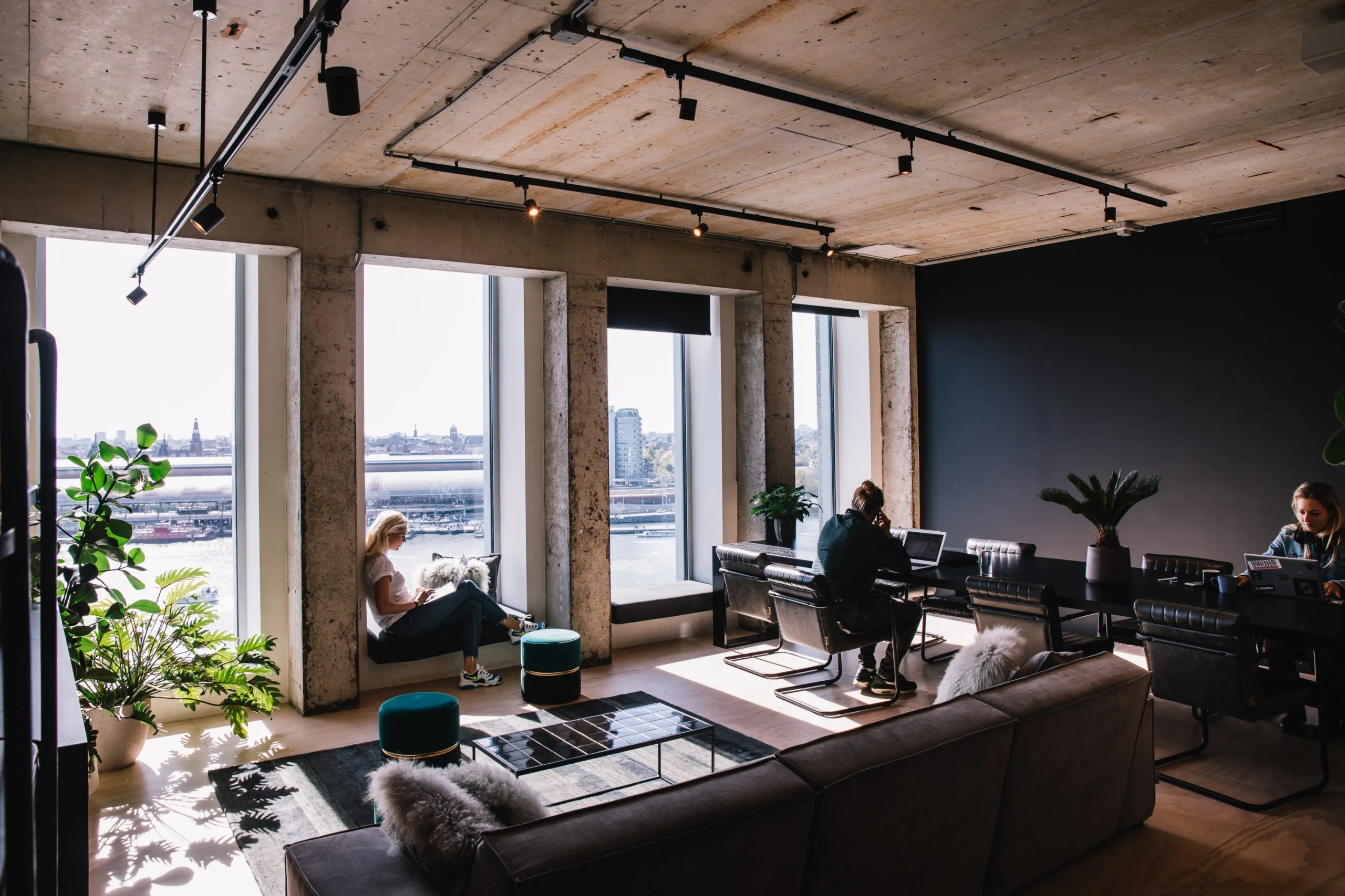 Dedicated desks with a lounge corner