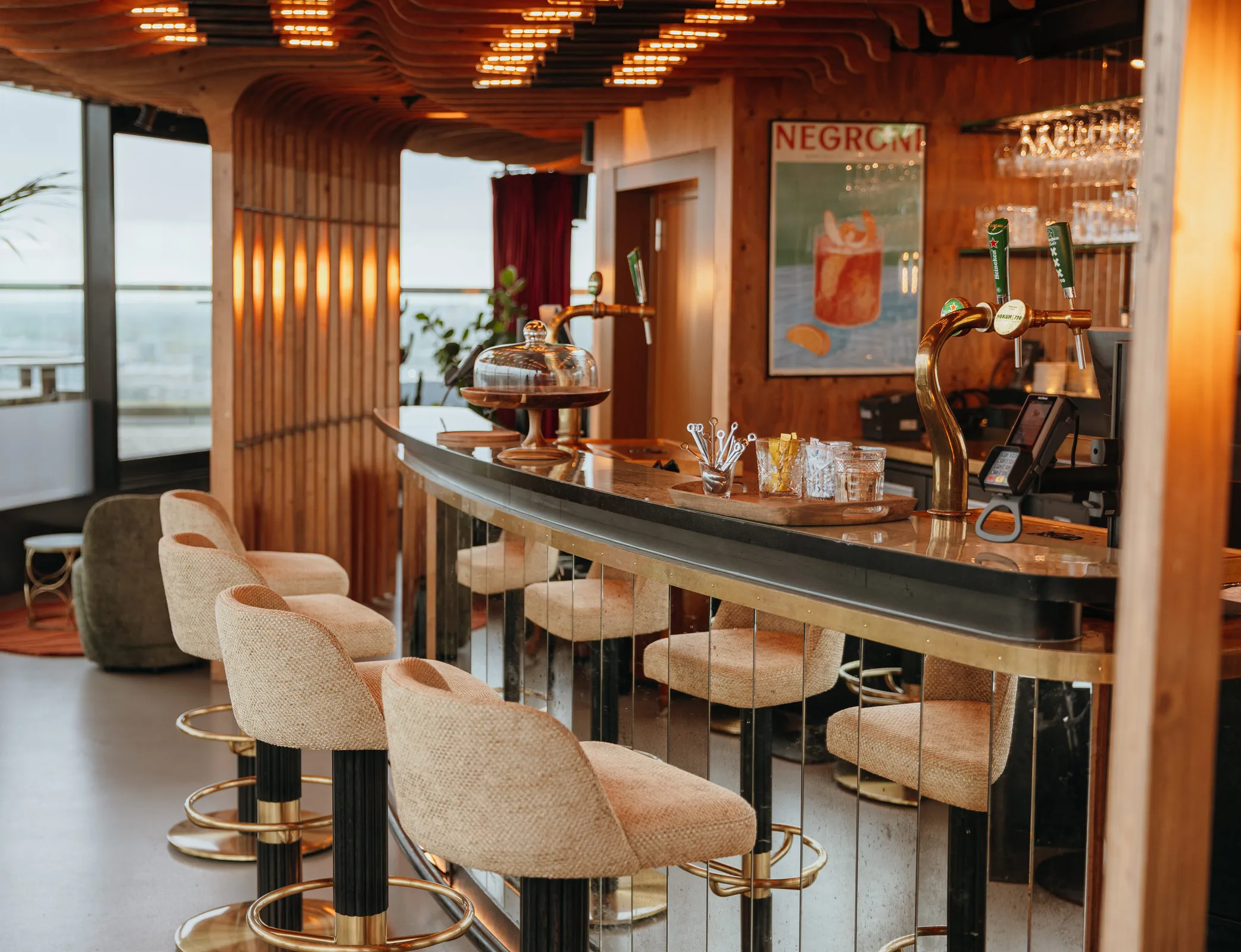 De bar in De 360 op de 18e verdieping