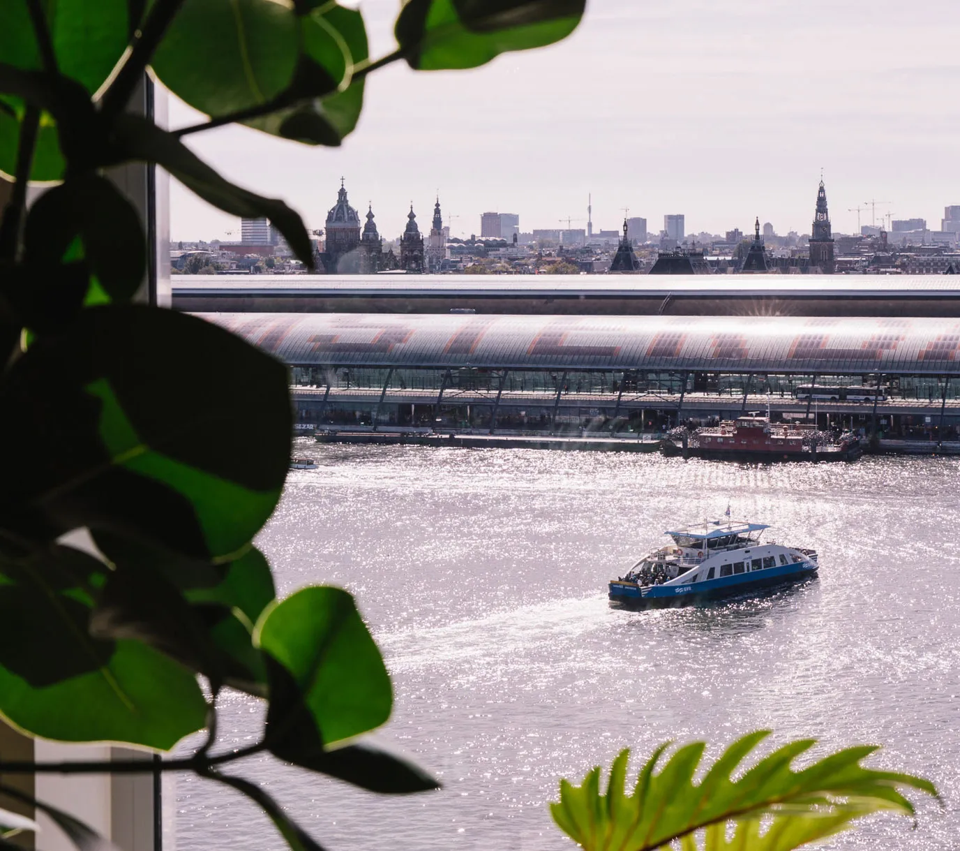 Uitzicht over het IJ en Amsterdam Centraal vanuit de toren